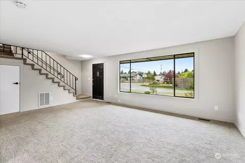 Living - 5138 Seahurst Ave, Everett, WA 98203 photo 10 of 11