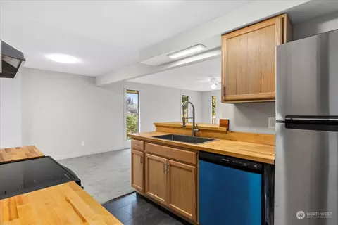 Kitchen - 5138 Seahurst Ave, Everett, WA 98203 photo 6 of 7