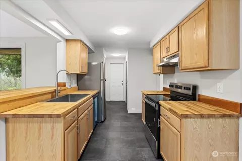Kitchen - 5138 Seahurst Ave, Everett, WA 98203 photo 5 of 7