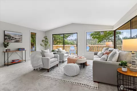 Living - 5138 Seahurst Ave, Everett, WA 98203 photo 4 of 11