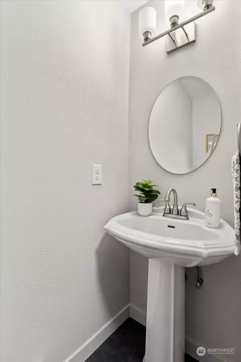 Bath - 5138 Seahurst Ave, Everett, WA 98203 photo 1 of 5