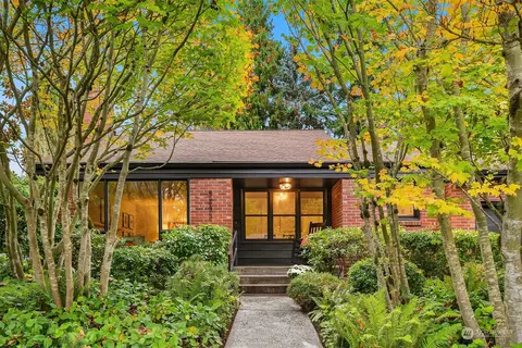 8233 43rd Ave NE, Seattle, WA 98115