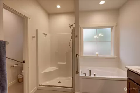 Bath - 791 E Vine Maple Ln, Union, WA 98592 photo 2 of 4