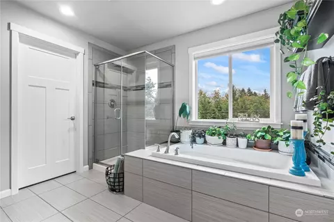 Bath - 14923 Benton Loop, Sumner, WA 98390 photo 3 of 4