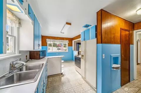 Kitchen - 24020 SE 436th St, Enumclaw, WA 98022 photo 1 of 2