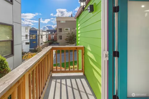 Exterior - 202 26th Ave E, Seattle, WA 98112 photo 7 of 9