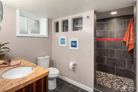Bath - 202 26th Ave E, Seattle, WA 98112 photo 2 of 4