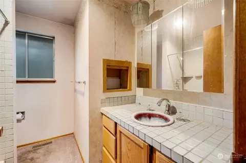 Bath - 2529 NE 203rd St, Shoreline, WA 98155 photo 1 of 2