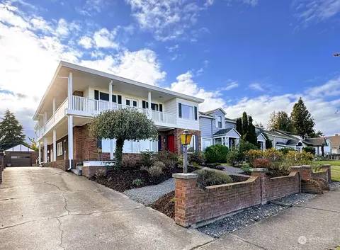 218 W 9th St, Port Angeles, WA 98362