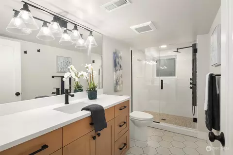 Bath - 229 33rd Ave E, Seattle, WA 98112 photo 2 of 3