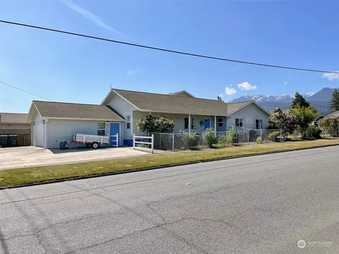 239 W 9th St, Port Angeles, WA 98362