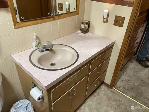 Bath - 2 2nd St, Tonasket, WA 98855 photo 2 of 2