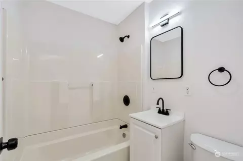 Bath - 256 29th Ave, Longview, WA 98632 photo 1 of 1