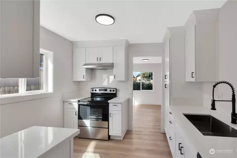 Kitchen - 256 29th Ave, Longview, WA 98632 photo 2 of 3