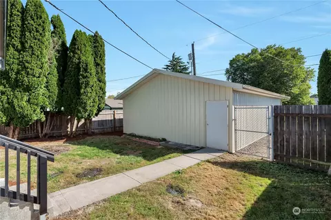 Exterior - 256 29th Ave, Longview, WA 98632 photo 4 of 9