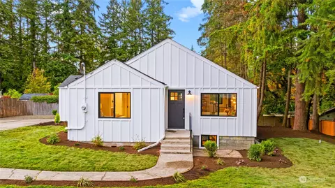 8182 NE 165th St, Kenmore, WA 98028