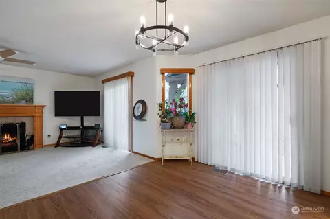 Living - 3908 NW 27th Ave, Camas, WA 98607 photo 2 of 5