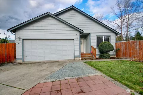 1223 Oak Pl, Mount Vernon, WA 98273