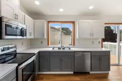 Kitchen - 2820 99th Pl SE, Everett, WA 98208 photo 2 of 3