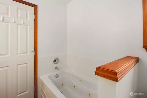 Bath - 2820 99th Pl SE, Everett, WA 98208 photo 2 of 4