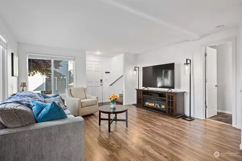 Living - 2902 13th St #5B, Everett, WA 98201 photo 3 of 3