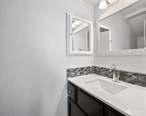 Bath - 2902 13th St #5B, Everett, WA 98201 photo 2 of 2
