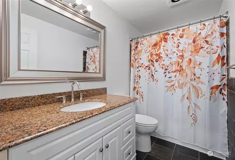 Bath - 2902 13th St #5B, Everett, WA 98201 photo 1 of 2