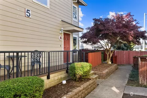 Exterior - 2902 13th St #5B, Everett, WA 98201 photo 2 of 5