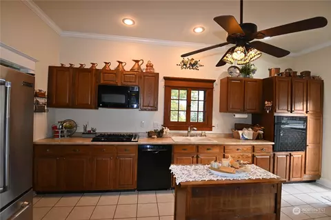 Kitchen - 216 Date St, Sultan, WA 98294 photo 3 of 5