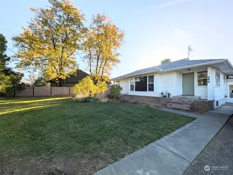890 NE C St, College Place, WA 99324