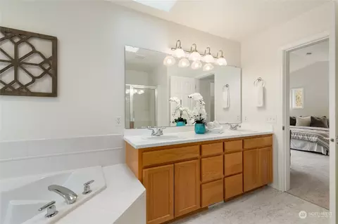 Bath - 920 185th St SE, Bothell, WA 98012 photo 4 of 6