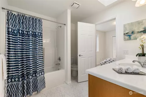 Bath - 920 185th St SE, Bothell, WA 98012 photo 5 of 6