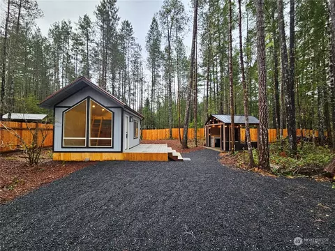 71 N Kings Way S, Hoodsport, WA 98548