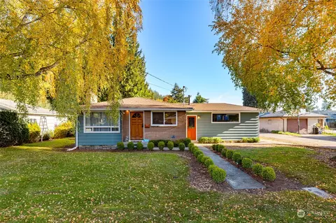 504 N Oak St, Burlington, WA 98233