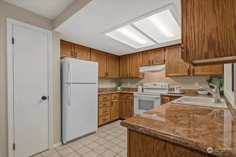 Kitchen - 14511 104th Ave NE, Bothell, WA 98011 photo 3 of 4