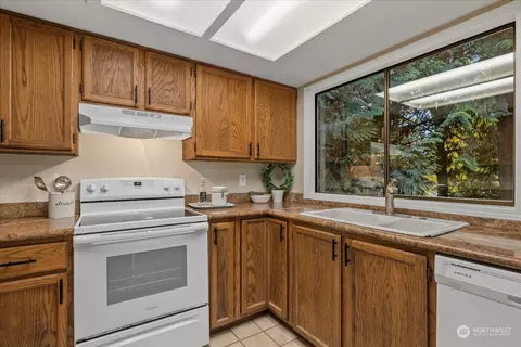 Kitchen - 14511 104th Ave NE, Bothell, WA 98011 photo 2 of 4