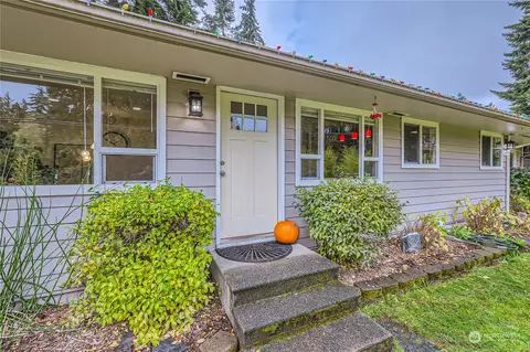 17510 Olympic View Dr, Edmonds, WA 98026