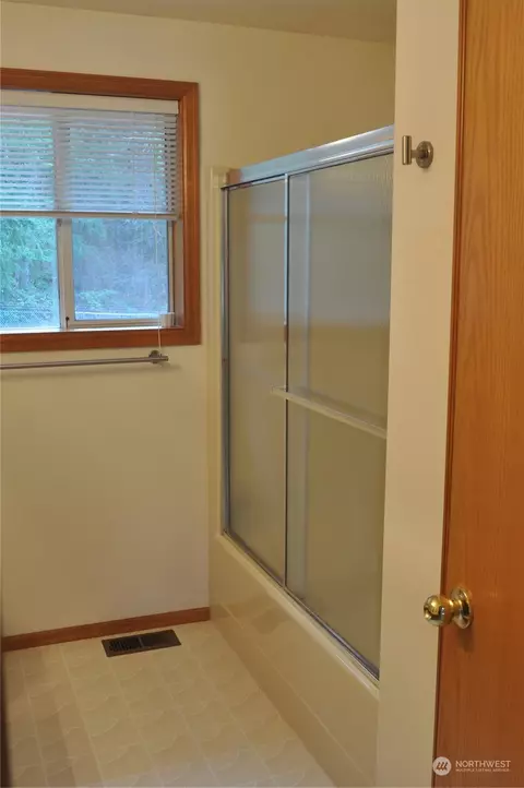 Bath - 310 Keach Loop, Steilacoom, WA 98388 photo 2 of 5