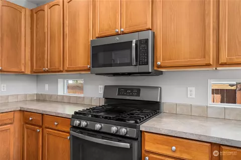 Kitchen - 258 Bondgard Ave E, Enumclaw, WA 98022 photo 3 of 4