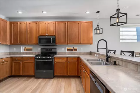 Kitchen - 258 Bondgard Ave E, Enumclaw, WA 98022 photo 2 of 4
