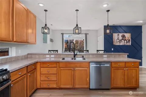 Kitchen - 258 Bondgard Ave E, Enumclaw, WA 98022 photo 1 of 4