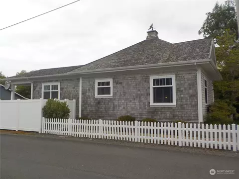 763 State Route 101, Chinook, WA 98614
