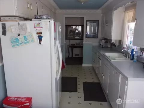 Kitchen - 20318 22nd Ave E, Spanaway, WA 98387 photo 4 of 4
