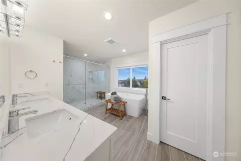 Bath - 746 N 87th St, Seattle, WA 98103 photo 2 of 7
