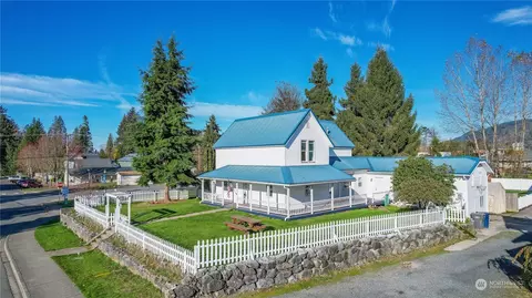 105 E Pioneer St, Granite Falls, WA 98252