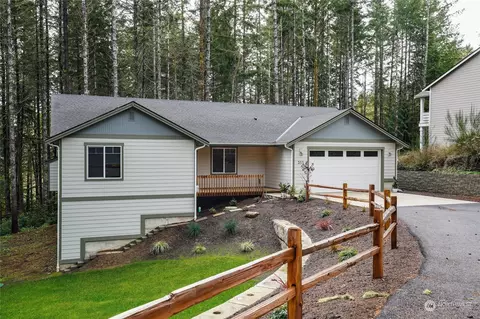 311 E Lakeland Dr, Allyn, WA 98524
