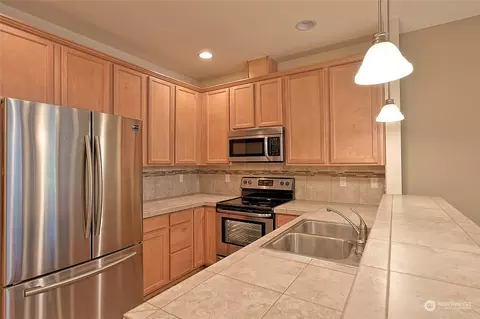 Kitchen - 13921 34th Dr SE #D, Mill Creek, WA 98012 photo 2 of 2