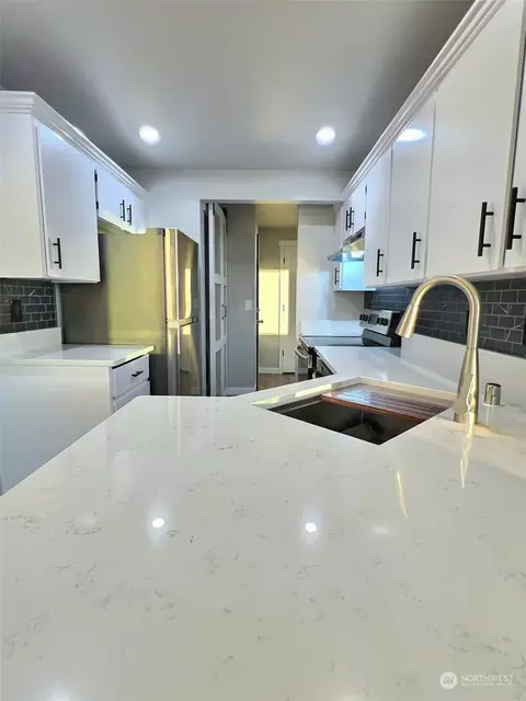 20198 Viking Crest Loop NE, Poulsbo, WA 98370