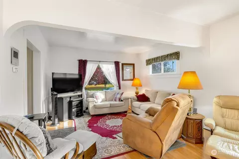 Living - 1822 Baker Ave, Everett, WA 98201 photo 1 of 2