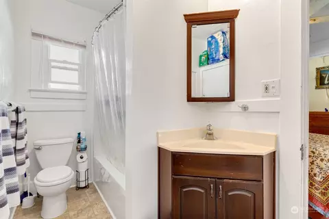 Bath - 1822 Baker Ave, Everett, WA 98201 photo 1 of 1